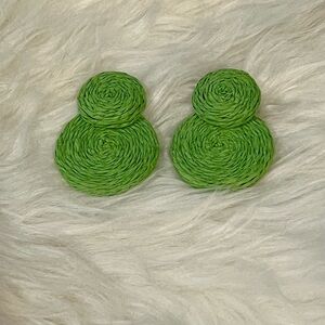 ☀️NEW☀️Women’s Vibrant Green Swirl Earrings